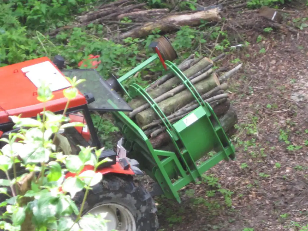 Fascinatrice per tronchi al lavoro